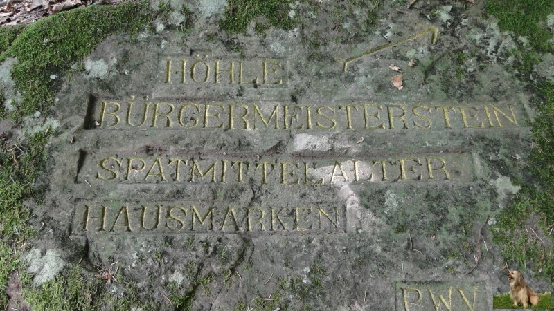 Ritterstein Nr. 240-1 Höhle - Bürgermeisterstein - Spätmittelalter - Hausmarken.JPG - Ritterstein Nr.240 Höhle - Bürgermeisterstein - Spätmittelalter - Hausmarken